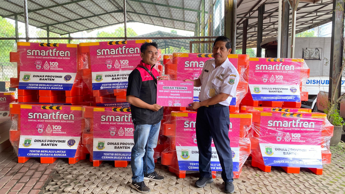 DISHUB BANTEN TERIMA BANTUAN WATER BARRIER DARI SMARTFREN